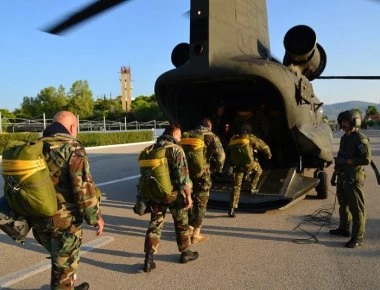 Ειδικές δυνάμεις του Στρατού Ξηράς και του Πολεμικού Ναυτικού σε θαλάσσιο άλμα